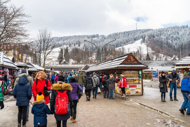 Zakopane Walentynki i konkurs skoków Mnóstwo turystów Policja Tańce