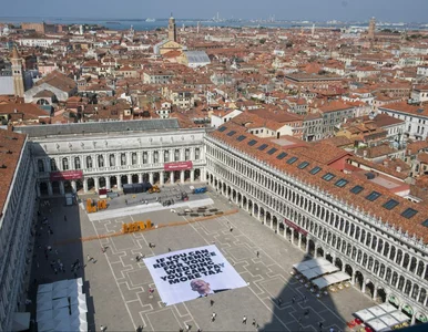 Miniatura: Protesty przed ślubem Bezosa w Wenecji....