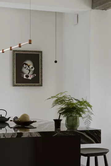Dom pod Krakowem zaprojektowany przez Martę Palę-Szczerbak (Minimoo) to przykład minimalistycznego wnętrza, w którym główną rolę odgrywają naturalne materiały i bliskość natury 