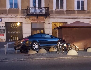 Miniatura: Radom. Wjechał w kiosk i „zaparkował” na...