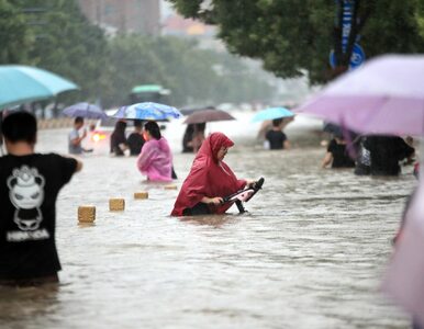 Miniatura: Wzrasta liczba ofiar po powodzi w Chinach....