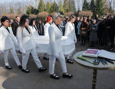 Miniatura: Pogrzeb zamordowanej Lizy. Białą trumnę...