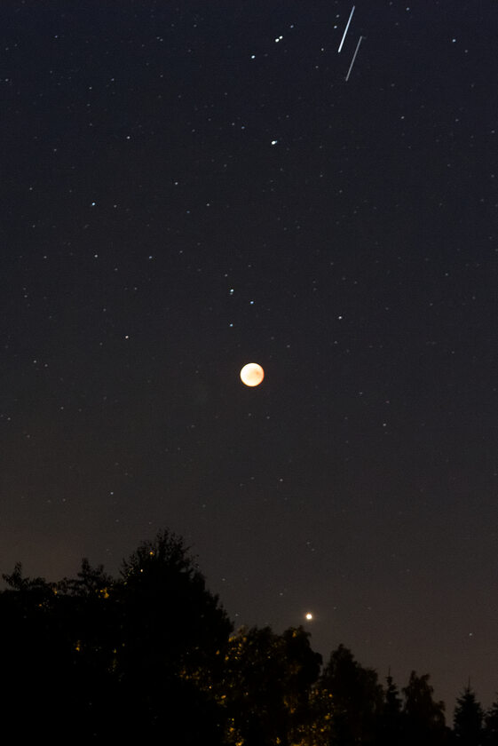 Księżyc i Mars (poniżej Księżyca) 