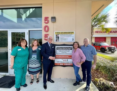 Miniatura: Strażak adoptował dziecko z okna życia....