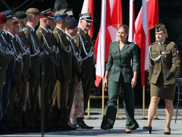 Marta Nawrocka w drodze na uroczystą zmianę warty 