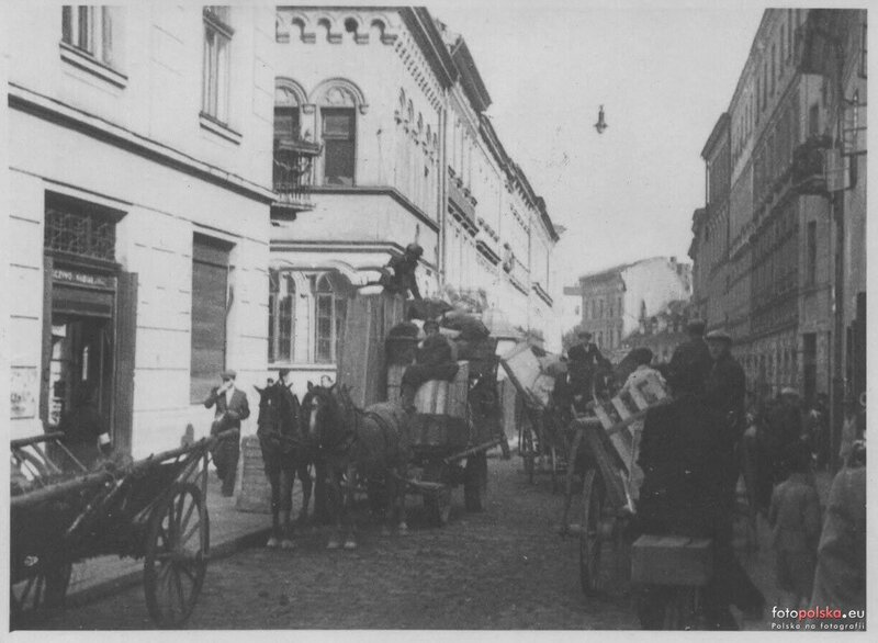 Rok 1940, ulica Bożego Ciała w Krakowie. Synagoga Chewra Thilim w głębi po lewej