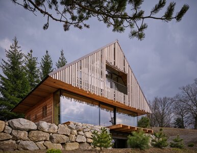 Miniatura: Dom w górach – z zewnątrz chatka, w środku...