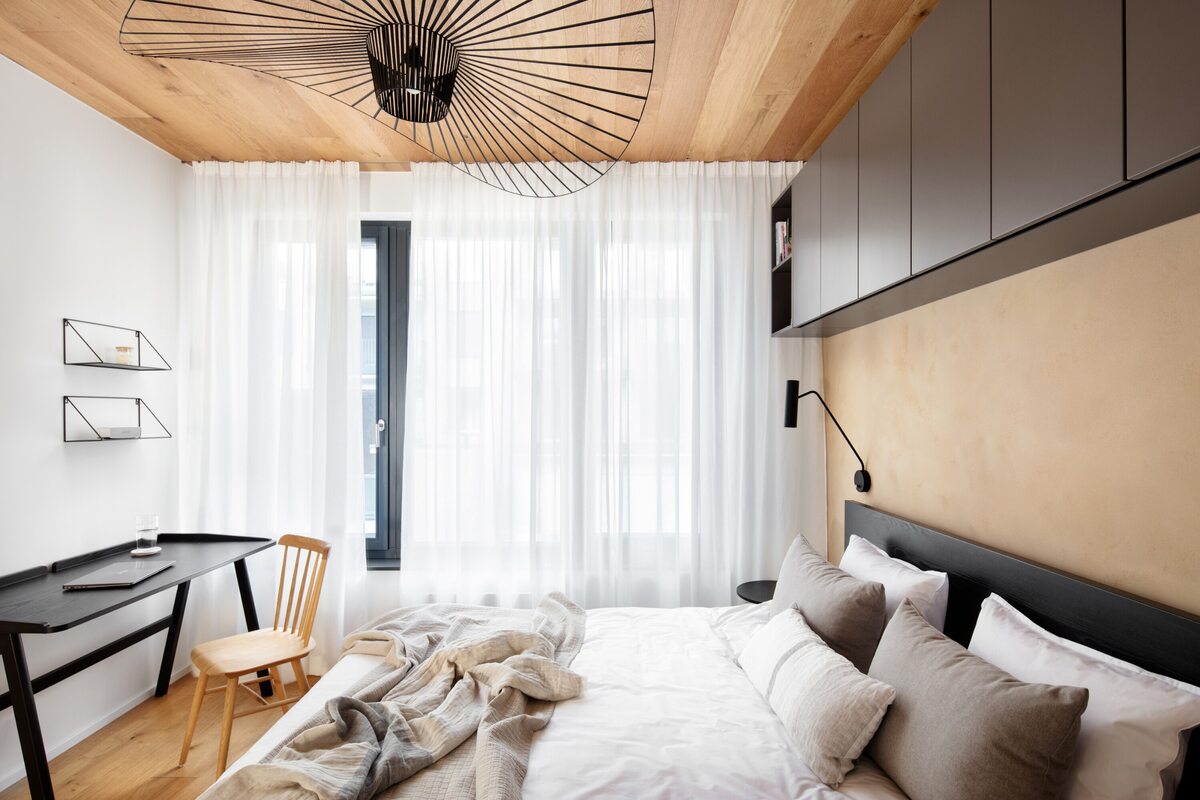 Inspirujące połączenie estetyki loftu z naturalnymi materiałami, projekt Iva Hájková 