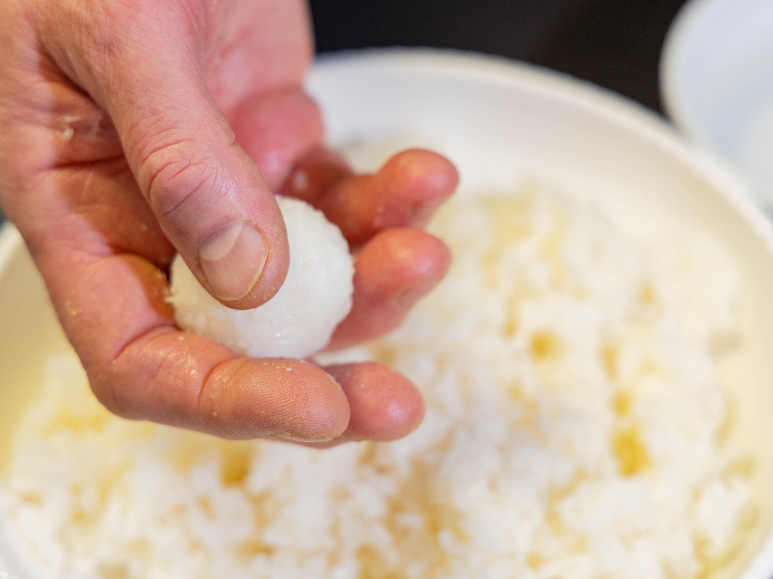 Uformuj ryżowe kulki