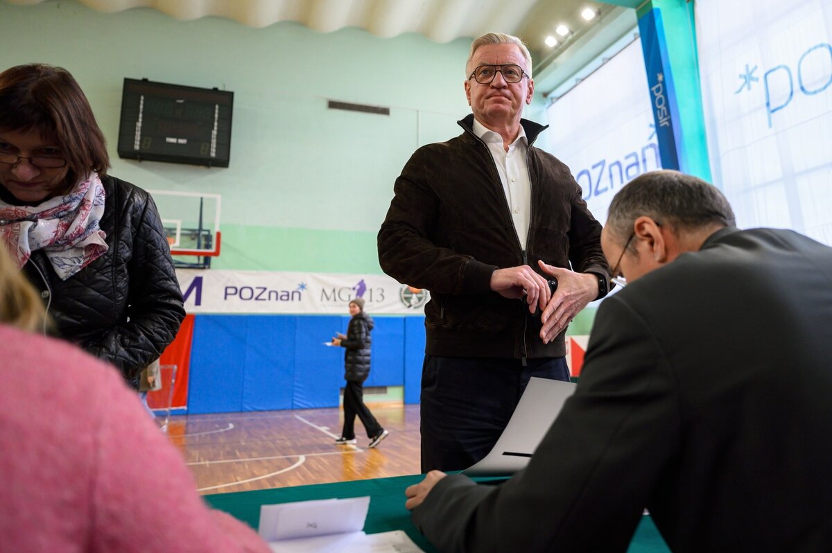 Jacek Jaśkowiak Ubiegający się o reelekcję prezydent miasta Jacek Jaśkowiak głosuje w jednym z lokali wyborczych w Poznaniu