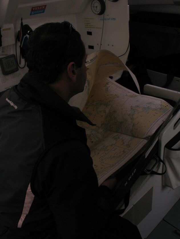 Pomimo najnowszych zdobyczy techniki żeglarze wciąż korzystają z tradycyjnej nawigacji (fot. Marcin Lis)