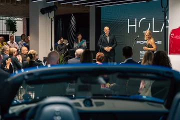 Jubileusz 21-lecia HOLA Design był okazją do spotkania przedstawicieli świata architektury, designu, sztuki i rynku nieruchomości. Wieczór zainaugurował nowy cykl wydarzeń poświęconych współczesnej architekturze, wzornictwu i stylowi życia 