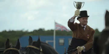 Jonathan Pryce jako książę Filip na planie 5. sezonu „The Crown” 