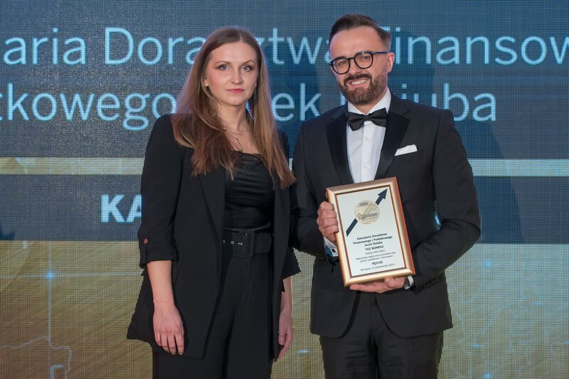 Jacek Dziuba (z prawej) oraz&nbsp;wręczająca nagrodę Natalia Rzewińska, redaktor zarządzająca Wprost