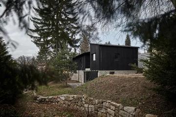 Przytulne wnętrza skryte za betonową ścianą, projekt Mjölk architekti Linka, Mjolk