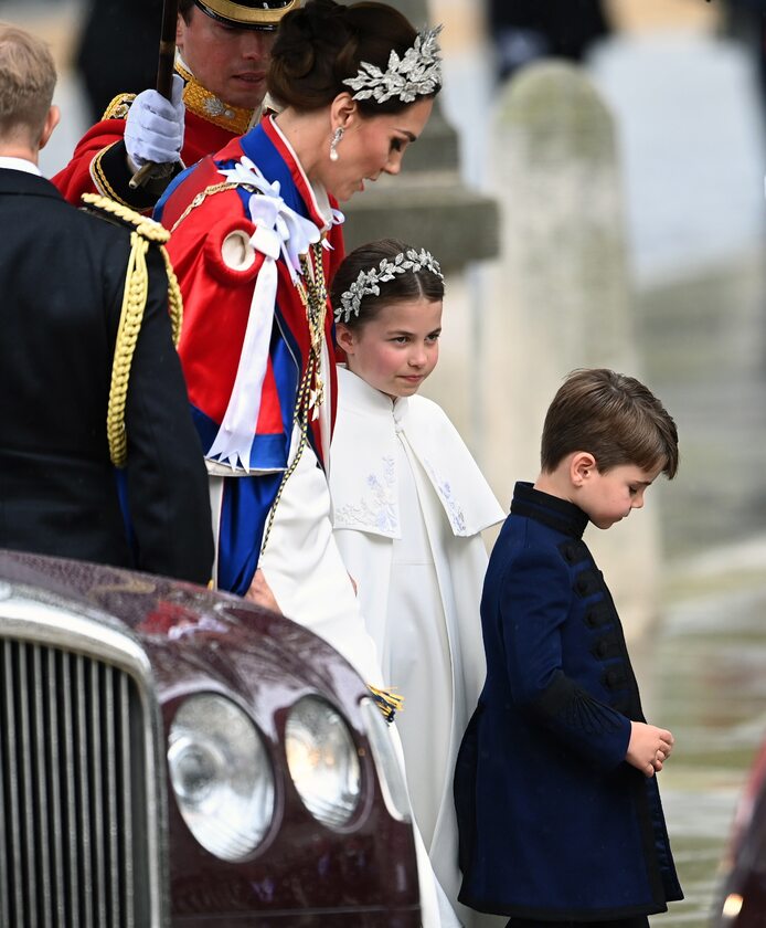 Księżna Kate z dziećmi na koronacji 