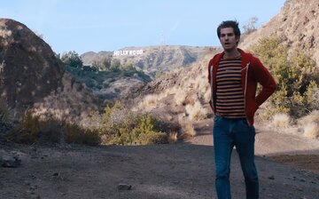 kadr z&nbsp;filmu "Under the&nbsp;Silver Lake" (2018)