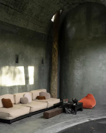 Casa Gruta w Valladolid to współczesny dom inspirowany naturalnymi grotami i cenotami półwyspu Jukatan. Gra światła, surowe materiały i rzeźbiarska forma tworzą przestrzeń sprzyjającą wyciszeniu 