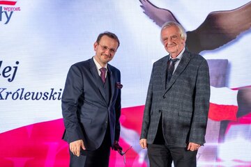 prof. Andrzej Betlej (z lewej), oraz&nbsp;wręczający nagrodę Ryszard Terlecki