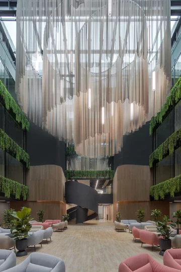 Biophilic design w przestrzeni biurowej – naturalne materiały, roślinność i światło dzienne tworzą środowisko sprzyjające koncentracji, dobrostanowi i komfortowi pracy, projekt: SAAN 