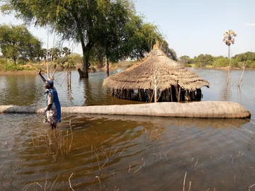 Sudan Południowy. Zalane drogi po powodzi 