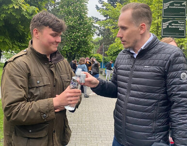 Poseł Konfederacji chciał poczuć się jak student. Pił wódkę i rozdawał...