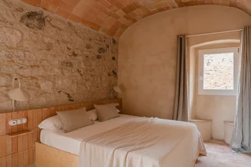 Rewitalizacja dawnej stolarni – projekt Clara Crous Arquitectura przywraca znaczenie materiałowi, światłu i oryginalnej strukturze budynku 