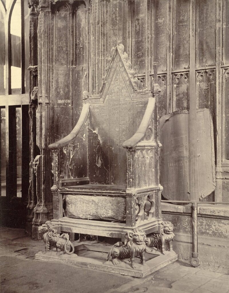 Krzesło koronacyjne z kamieniem The Stone of Scone, który w 1914 roku został uszkodzony przez sufrażystki. Zdjęcie zrobiono w okresie 1875-1885