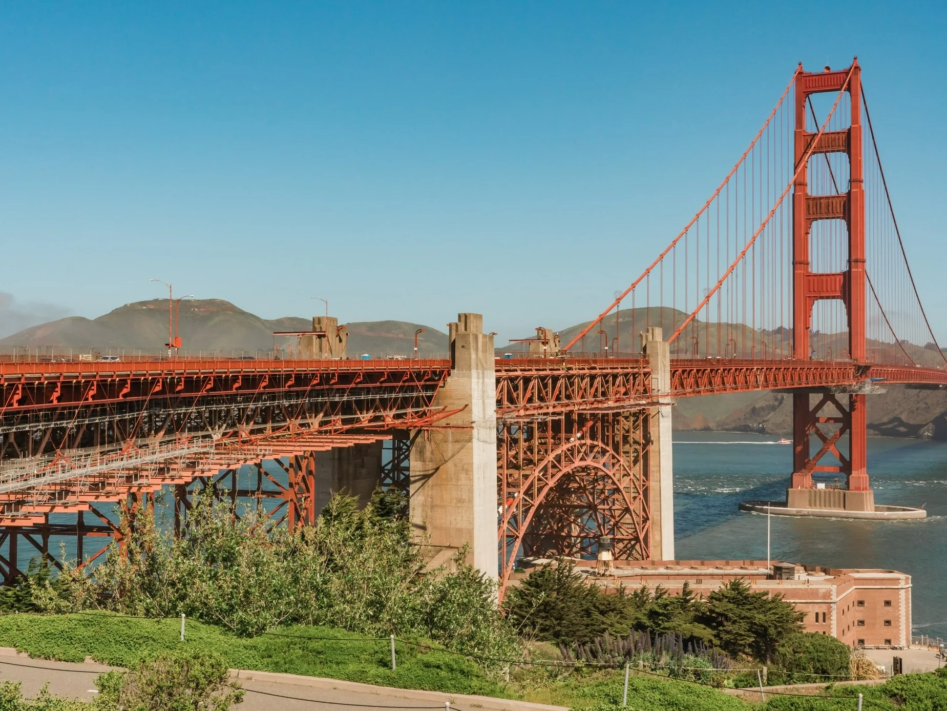 Quiz podróżniczy na słoneczne popołudnie. Dopasuj atrakcję do miasta