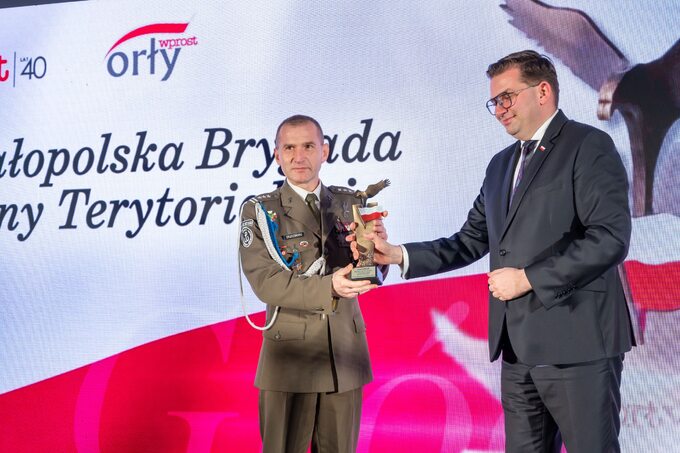 płk Marcin Siudziński (z lewej) oraz wręczający nagrodę Wojewoda małopolski Łukasz Kmita