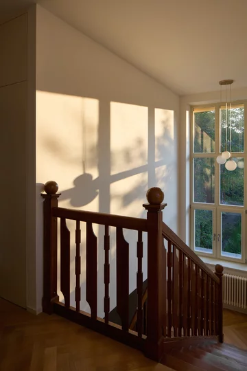 Renowacja willi z lat 30. w Pradze. Projekt Atelier Hajný 