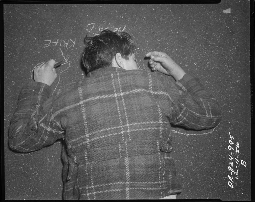 Sprawa z 1950 roku. Kredą obrysowano ułożenie ciała (fot. LAPD)