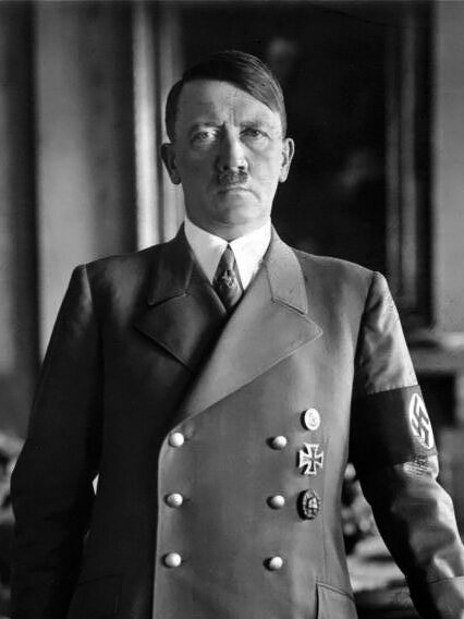 1920 - W Monachium, Adolf Hitler przedstawił 25-punktowy program NSDAP. Wśród postulatów znalazło się unieważnienie postanowień traktatu wersalskiego, odzyskania ziem utraconych podczas I WŚ i zjednoczenia wszystkich Niemców. (fot. domena publiczna)