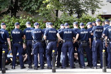 Policjanci pilnują porządku podczas Parady R&oacute;wności