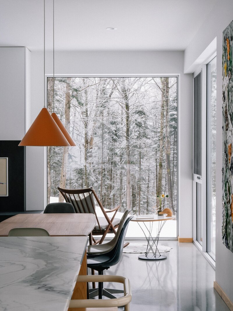 Architekci postawili dom przy samym strumieniu. Efekt? Czysta magia. Projekt EM architecture