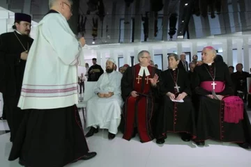 Duchowni różnych wyznań podczas uroczystości otwarcia kaplicy wielowyznaniowej na Stadionie Narodowym w Warszawie (fot. PAP/Leszek Szymański)