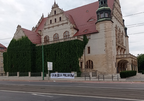 Poznań. Młodzież Wszechpolska wywiesiła transparent: „UAM dla Polaków”....