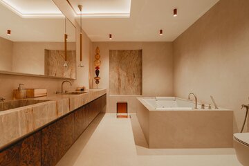 Naturalny kwarcyt Nacarado, czeczota i&nbsp;bejcowany dąb definiują charakter domu w&nbsp;Poznaniu zaprojektowanego przez Monikę Sosnowską-Nicer z&nbsp;pracowni Mon Interiors