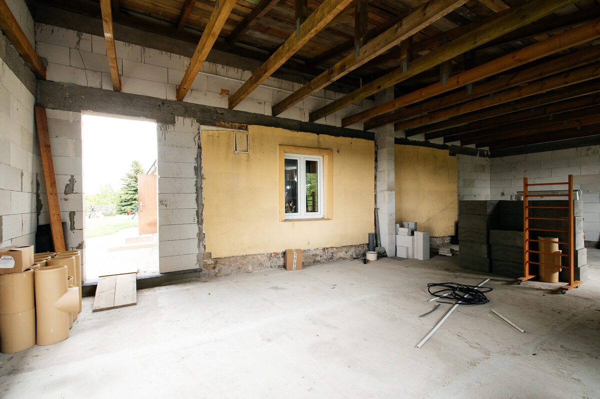 Dom w miejscowości Uniszki Zawadzkie przed remontem ekipy „Nasz nowy dom” 