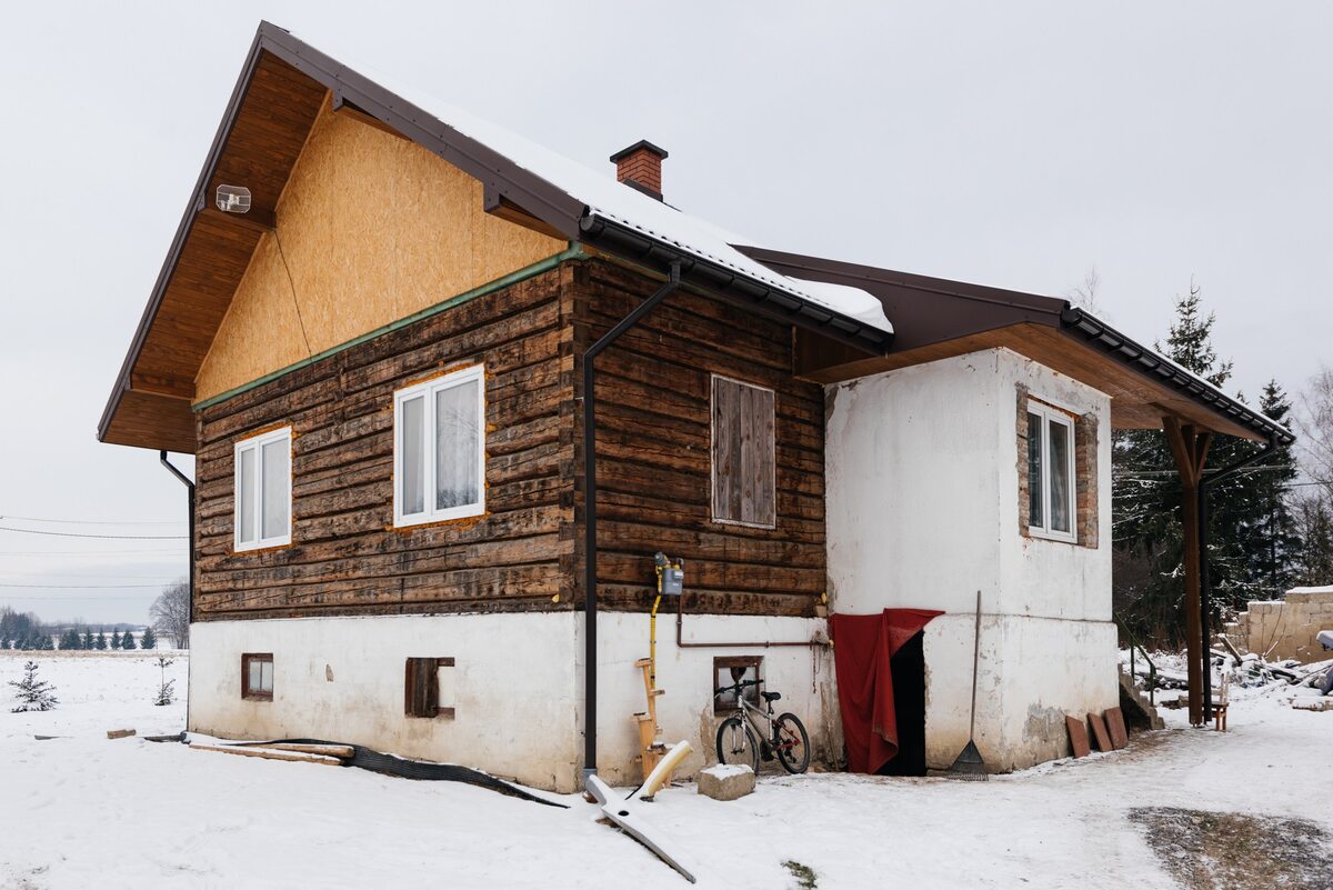 Dom we wsi Bajdy przed remontem ekipy „Nasz Nowy Dom” 
