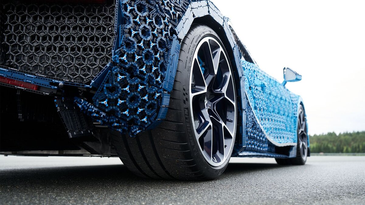 Bugatti Chiron zrobiony z klocków Lego 