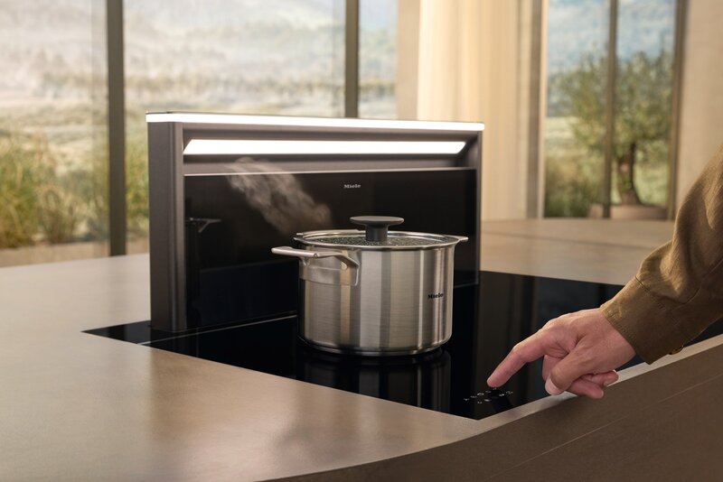 Inteligentne płyty indukcyjne Miele KM 8000 wsp&oacute;łpracujące z&nbsp;naczyniami M Sense wykorzystują wbudowane czujniki temperatury i&nbsp;automatycznie regulują moc grzania, co&nbsp;pozwala utrzymać idealne warunki gotowania i&nbsp;zapobiega przypalaniu potraw