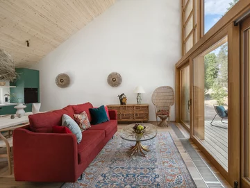 Sofa w kolorze czerwonego wina, projekt Decoroom 