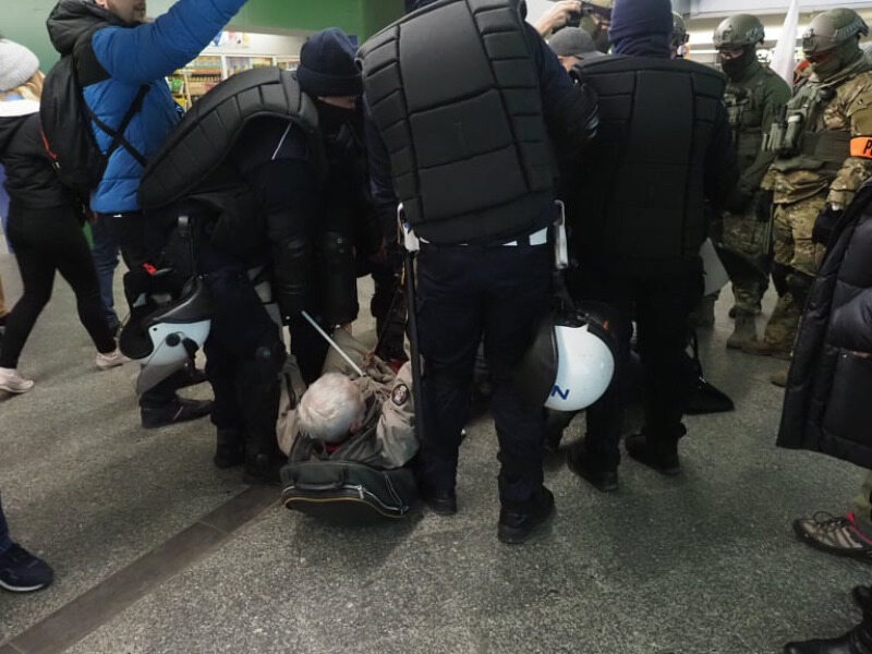 Zatrzymanie Babci Kasi i aktywistów w przejściu podziemnym przy Rondzie Dmowskiego 