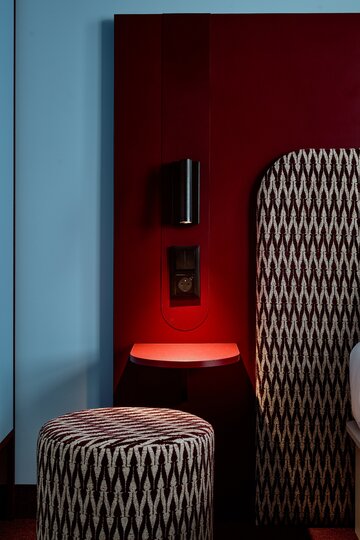 Projekt wnętrz B&B HOTEL Wrocław Old Town autorstwa AKA Studio nawiązuje do&nbsp;modernistycznej architektury budynku i&nbsp;estetyki Art D&eacute;co, reinterpretując historyczne detale we&nbsp;wsp&oacute;łczesny spos&oacute;b