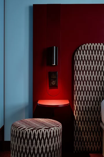 Projekt wnętrz B&B HOTEL Wrocław Old Town autorstwa AKA Studio nawiązuje do modernistycznej architektury budynku i estetyki Art Déco, reinterpretując historyczne detale we współczesny sposób 
