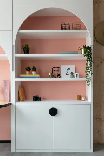 Różowe mieszkanie z miejscem do pracy, projekt KODO KODO, różowe, małe, mieszkanie