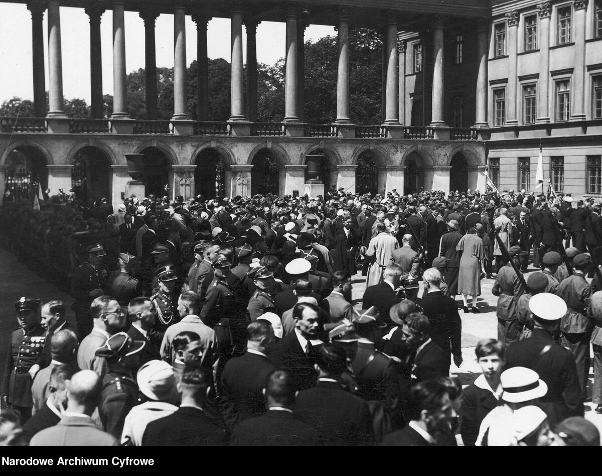 Uczestnicy uroczystości przed Grobem Nieznanego Żołnierza w 1934 roku. 