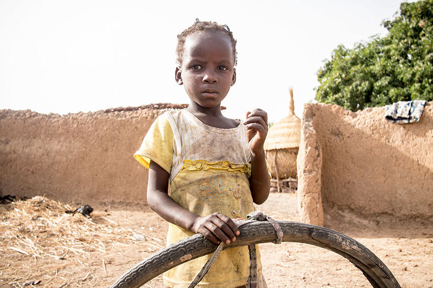 Burkina Faso. 29 dolarów miesięcznie na osobę dorosłą. Stara opona 