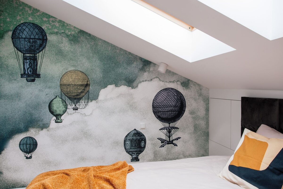 Kolorowe mieszkanie z ceglaną ścianą. Projekt: Mikołajska Studio Mieszkanie wesołe, kolorowe, pełne życia z ceglaną ścianą